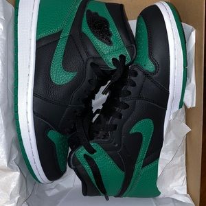 Air Jordan 1 Retro High GS 
“Pine Green Black”